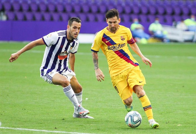 Kiko Olivas persigue a Leo Messi en el Valladolid-FC Barcelona