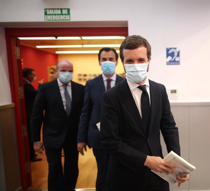 El presidente del PP, Pablo Casado, seguido del vicepresidente del BCE, Luis de Guindos , y del senador Fernando Martínez-Maíllo, en la Fundación ONCE. En Madrid (España), a 17 de julio de 2020.