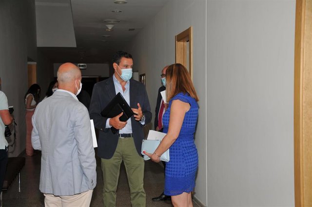 En el centro, el portavoz del Grupo Popular, Raúl de la Hoz, conversa con la viceportavoz del Grupo Socialista, Virginia Barcones, en presencia del portavoz de Cs, David Castaño.