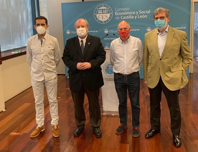 El presidente del CES, Enrique Cabero (segundo por la izquierda), acompañado por los secretarios generales de UGT y CCOO en Castilla y León y el presidente de Cecale.