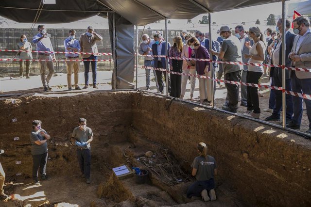 La vicepresidenta primera del Gobierno y ministra de la Presidencia, Relaciones con las Cortes y Memoria Democrática, Carmen Calvo, durante la visita a la fosa de Pico Reja, en el cementerio de San Fernando de Sevilla
