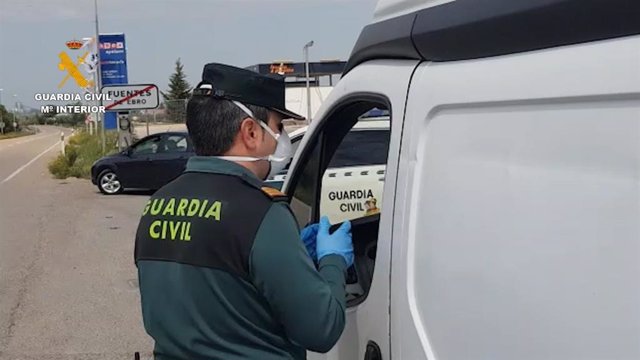 Foto de archivo de un agente de la Guardia Civil en un control.