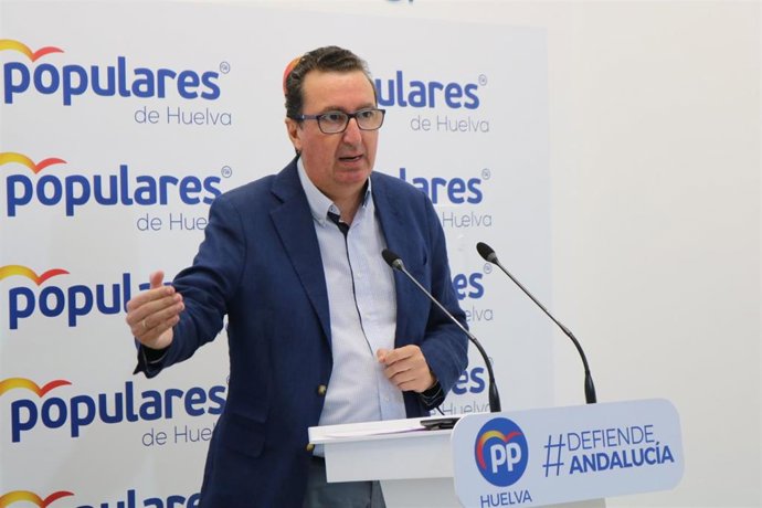 El presidente del PP de Huelva, Manuel Andrés González, en rueda de prensa.