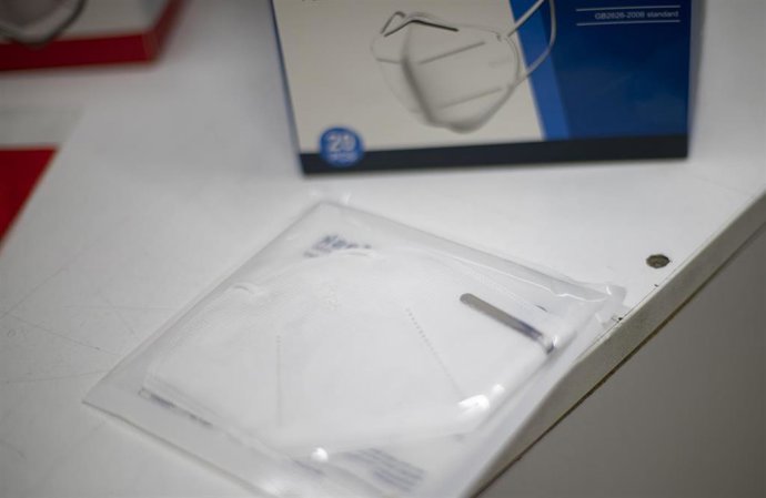 Muestra de mascarillas en la Farmacia de la Calle Tucán de Madrid (España).