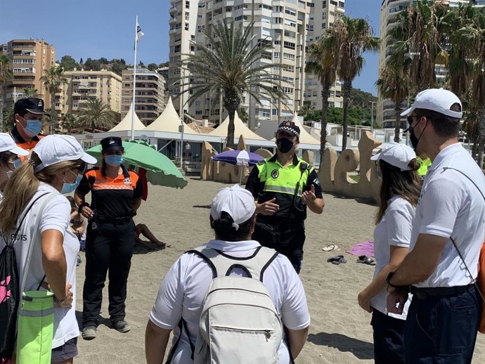 Policía Local, Protección Civil y auxiliares en un simulacro de aforos de playas en Málaga