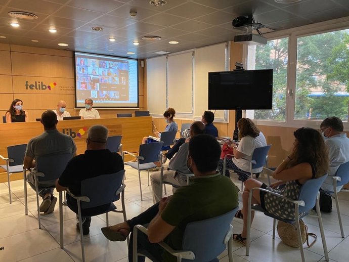 El presidente de la Felib, Antoni Salas, preside la reunión extraordinaria entre alcaldes.
