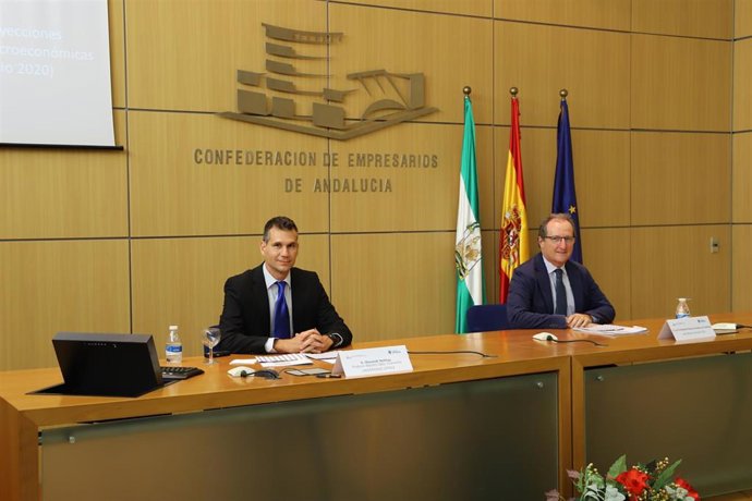 El director del informe Loyola Economic Outlook, el doctor Olexandr Nekhay, y el secretario general de la CEA, Luis Fernández-Palacios, este viernes en la presentación del estudio.