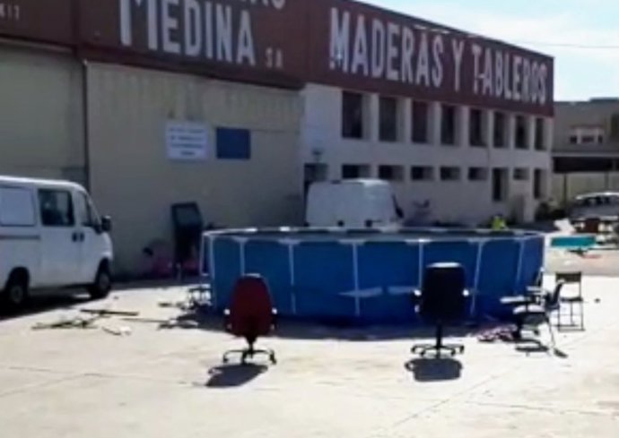 Piscina instalada en una nave industrial okupada en Fuenlabrada.
