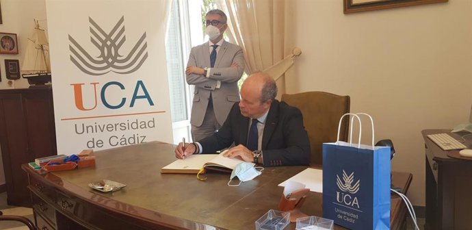 Juan Carlos Campo firma en el libro de honor de la Universidad de Cádiz