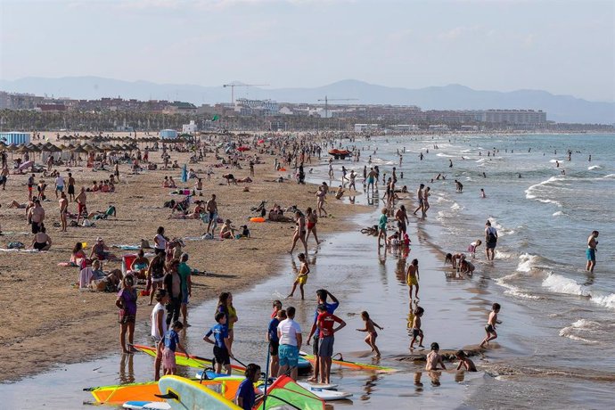 Aglomeración de personas en playa de la Malvarrosa durante la fase 2 de la desescalada en la pandemia de coronavirus COVID19. En Valencia, España, a 3 de junio de 2020.
