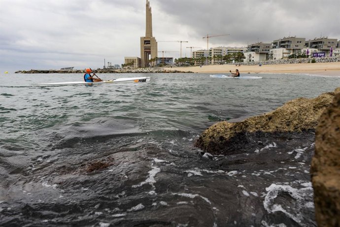 El Ayuntamiento de Badalona (Barcelona) reabre la playa portuaria de La Marina.
