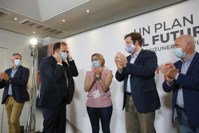 El candidato a lehendakari por la coalición PP+Cs para las elecciones autonómicas vascas del 12 de julio de 2020, Carlos Iturgaiz , junto al diputado electo Luis Gordillo, de Ciudadanos, en un acto en Bilbao.