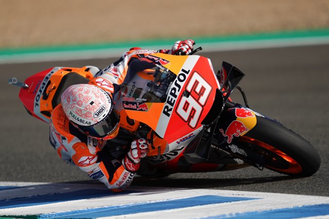 El piloto español Marc Márquez rueda en los libres en Jerez