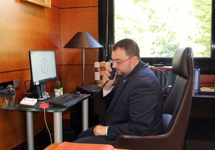 El presidente del Principado, Adrián Barbón, atiende al teléfono en su despacho de presidencia.