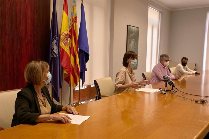 La alcaldesa de Gandia, Diana Morant; el vice alcalde, Josep Alandete; la regidora delegada de Sanidad, Liduvina Gil; y el edil responsable de Seguridad, Nacho Arnau,