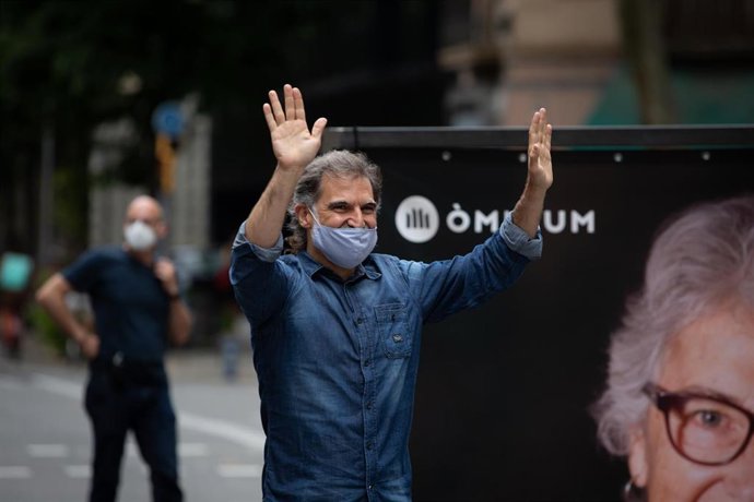 El presidente de mnium Cultural, Jordi Cuixart, a su llegada a la sede de la entidad horas después de alcanzar su clasificación de preso en tercer grado, en régimen de semilibertad, en Barcelona, Cataluña (España), a 17 de julio de 2020.