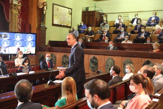El secretario general de VOX, Javier Ortega Smith, durante su intervención en una sesión extraordinaria del pleno en el Ayuntamiento de Madrid para aprobar los Acuerdos de la Villa.