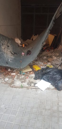 Imagen de suciedad denunciada por el PSOE en una zona de Aranjuez.