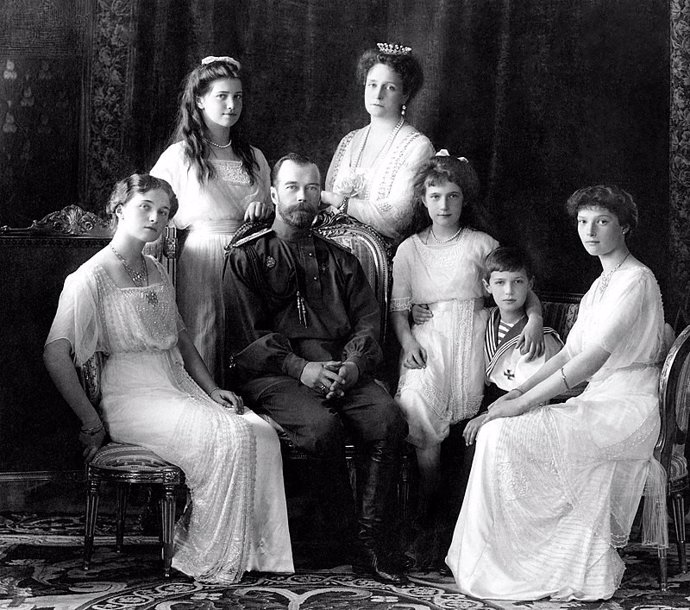 Maria (segunda por la izquierda) y Alexei (segundo por la derecha) Romanov, príncipes de Rusia