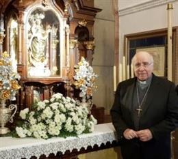 El administrador apostólico de Huelva, José Vilaplana, junto a la Virgen de la Cinta.