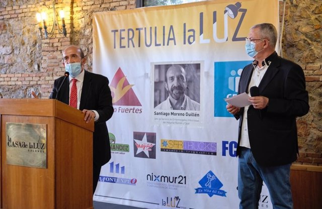 El doctor Moreno Guillén, a la izquierda, junto a Ruiz Vivo durante su intervención