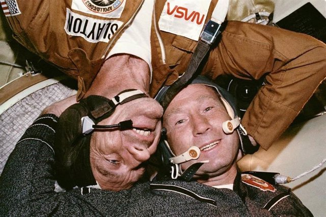 El astronauta Dick Slayton junto al cosmonauta Aleksey Leonov
