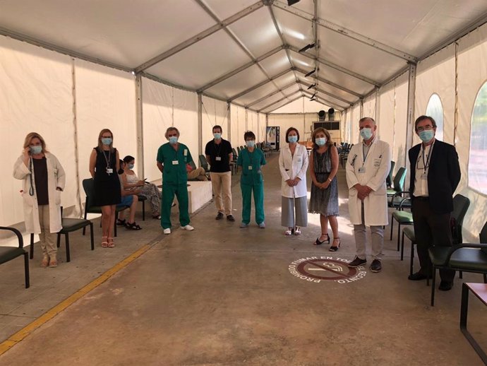 La delegada de Salud y Familias de la Junta, María Jesús Botella (tercera por la dcha.), visita el nuevo espacio de urgencias