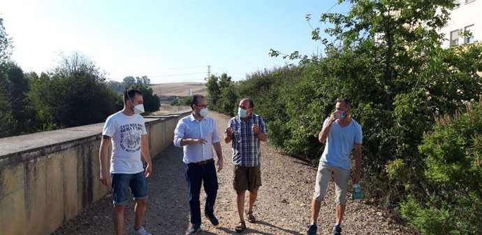 El concejal de Podemos en el Ayuntamiento de Córdoba Juan Alcántara (segundo por la izda.) visita la zona de la Juliana