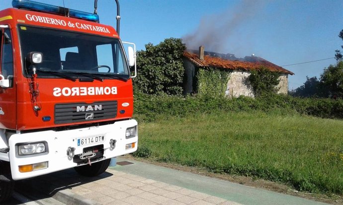 Bomberos en incendio Ambrosero