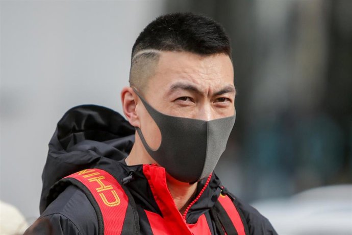 Imagen de archivo de una persona utilizando mascarilla para prevenir el coronavirus.