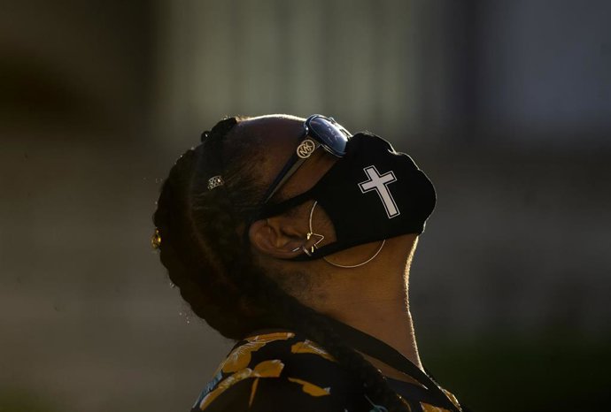 Una mujer con mascarilla durante las protestas por la muerte de George Floyd en Estados Unidos. 