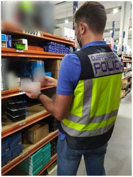Nota De Prensa:" La Policía Nacional Interviene Casi 1.500 Productos Electrónicos Falsificados En Un Almacén Desde Donde Se Repartían Por Locales De Toda España "