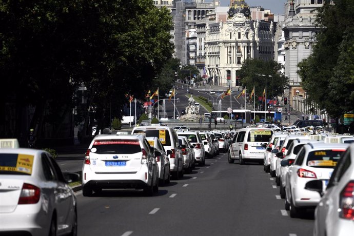 Taxistas permanecen estacionados en vías cercanas a la Puerta de Alcalá durante una macroconcentración de vehículos convocada por la Federación Profesional del Taxi de Madrid y Élite Taxi, en Madrid (España), a 30 de junio de 2020. Las asociaciones del 