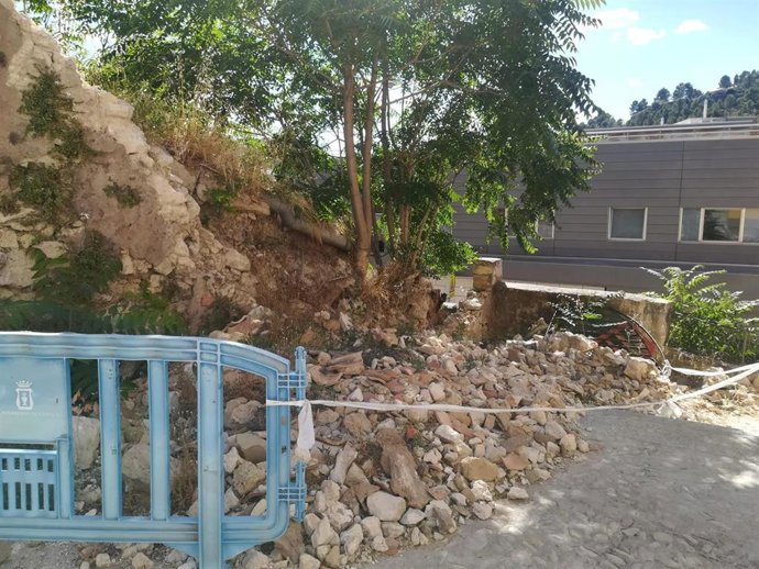 Hospital de Santiago retirará escombros y reparará el muro de calle Cerrillo Santiago de Cuenca en los próximos días