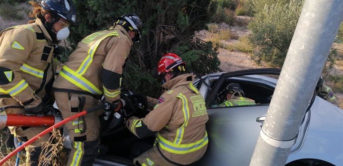 Servicios de Emergencias rescatan al conductor de un turismo accidentado en Lorca