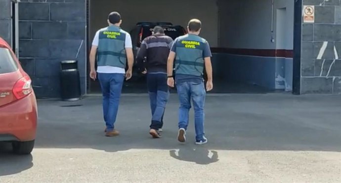 Llegada al cuartel de la Guardia Civil de uno de los detenidos por la agresión a dos familias en Llanes.