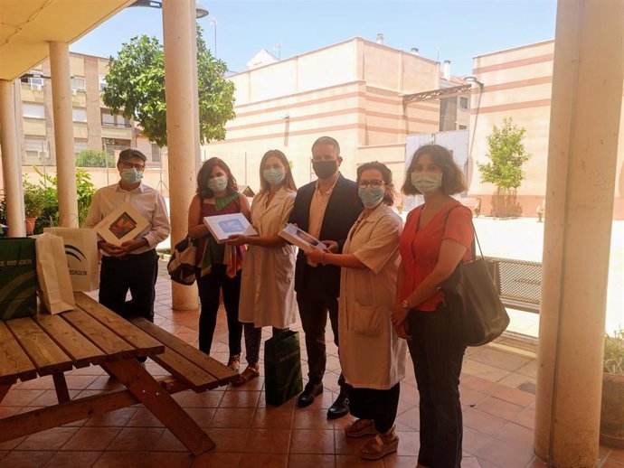 La directora general de Infancia y Familias de la Consejería de Igualdad, Políticas Sociales y Conciliación, Antonia Rubio; el director general de Políticas Sociales, Francisco Vidal; y el delegado territorial en Jaén, Antonio Sutil, reparten tablets