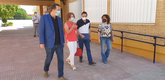 Visita de la delegada de Participación Ciudadana, Adela Castaño, y el delegado del Distrito Norte, Juan Antonio Barrionuevo, a las obras del CEIP Adriano, 