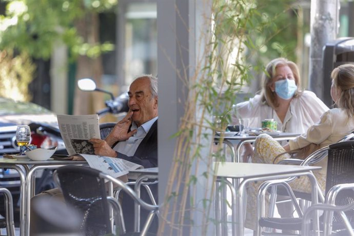 Varias personas en una terraza de un restaurante de Madrid (España), a 22 de junio de 2020.