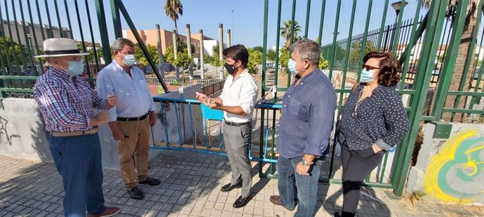 El portavoz popular, Beltrán Pérez, acude a la zona junto a los ediles Jesús Gómez Palacios, Ignacio Flores y varios colaboradores del PP en el distrito.