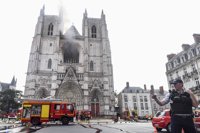 La Fiscalía investiga como intencionado el incendio en la catedral de Nantes tras detectar tres focos