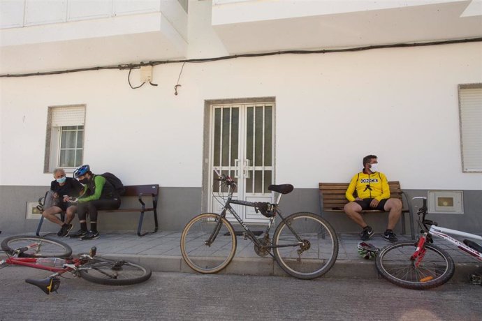 Tres peregrinos descansan junto a sus bicicletas mientras los peregrinos retornan al Camino francés de la Ruta Jacobea casi un mes después del fin del estado de alarma por el coronavirus, en Triacastela, Lugo, Galicia (España), a 15 de julio de 2020.