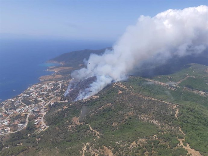 Imagen aérea del incendio declarado en la zona de Getares-Punta Carnero en Algeciras (Cádiz).