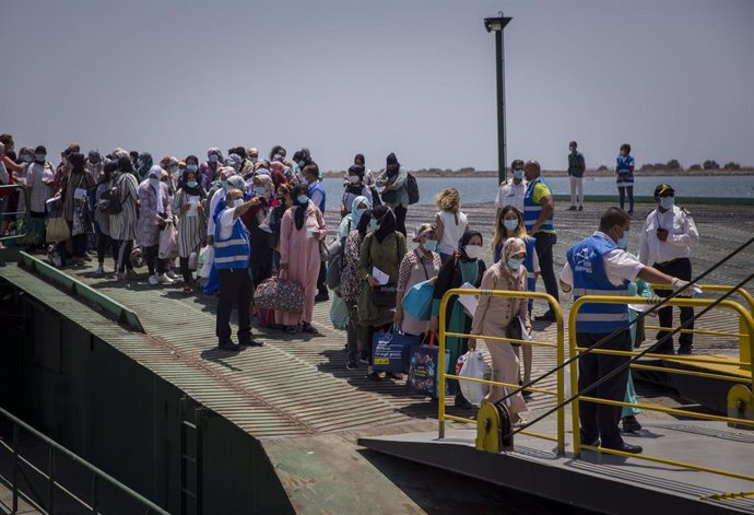 Temporeras marroquíes embarcan de vueta a su país