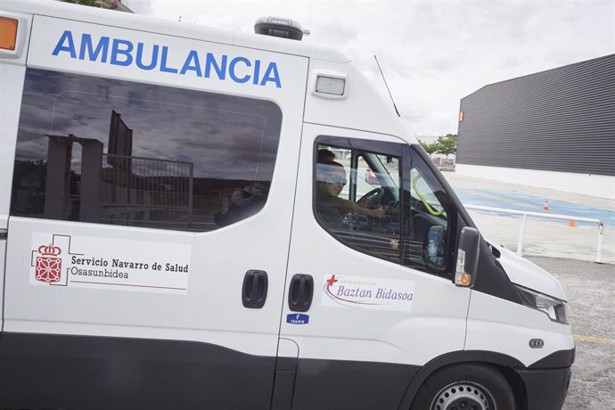 Una ambulancia del Servicio Navarro de Salud en una jornada marcada por la extracción de muestras en el recinto ferial REFENA de Pamplona 