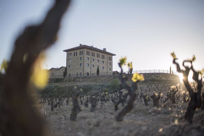 Hacienda López de Haro da la bienvenida, de nuevo, "al viajero del vino"