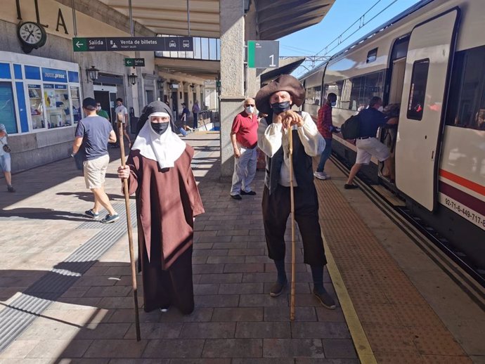 Santa Teresa y su carretero esperan a los viajeros en la estación.