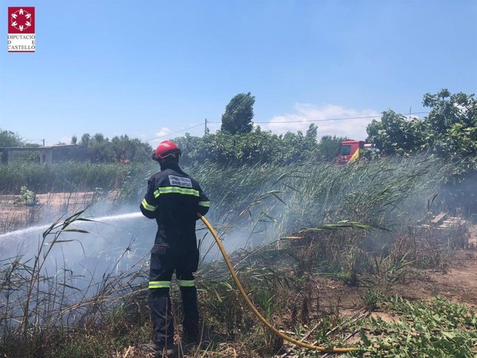 Bomberos del Consorcio trabajan en un incendio en Nules