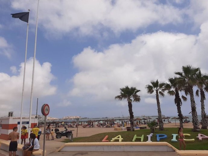 Imagen de la bandera negra para declarar el cierre de la playa de La Hípica en Melilla.