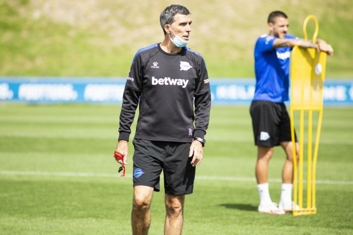 El técnico Juan Ramón López Muñiz en un entrenamiento con su nuevo equipo, el Deportivo Alavés